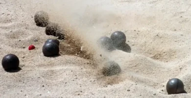 bolas de petanca en la playa