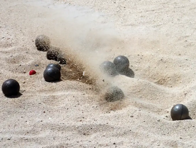 bolas de petanca en la playa