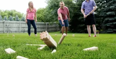 partida de kubb en el jardín