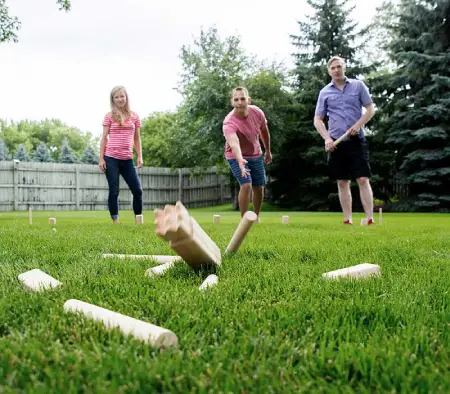 partida de kubb en el jardín