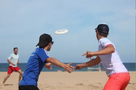 partido ultimate frisbee en la playa